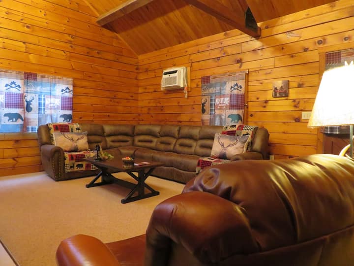 Charming Hollow Cabin - Bethel, PA