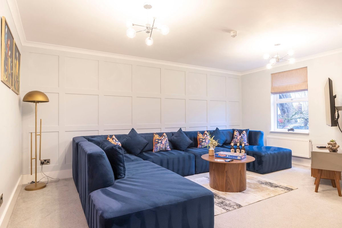 Top performing Airbnb: Spacious Five Bed Town House With Garden & Garage in Charlton Kings
