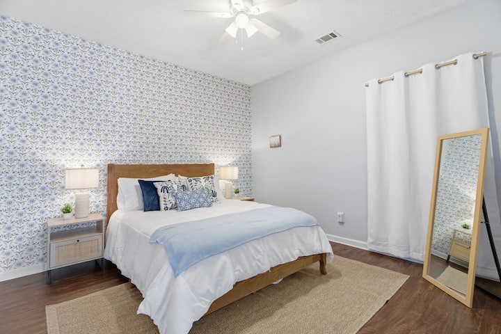 Удобна спалня за гости – добре обмислени детайли, меки текстури и успокояващи тонове.