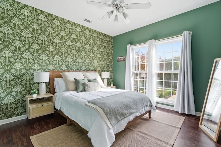 Светла и привлекателна стая за гости — идеална за двойки или деца, които се нуждаят от собствено пространство.