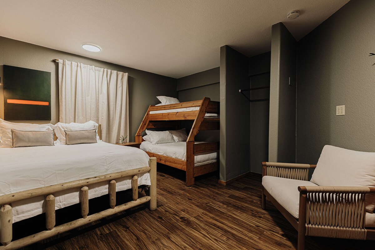 Een ruime slaapkamer met meerdere bedden, perfect voor gezinnen of groepen.