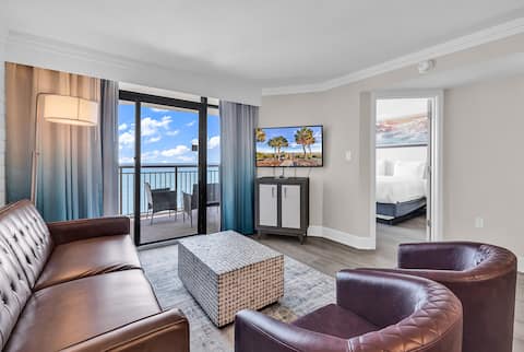 Top Airbnb: Tide & Tranquility – Beachfront Comfort, Sleeps 10 in Myrtle Beach