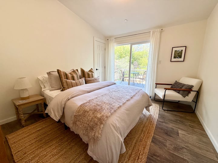 Druhá spálňa s terasou a priamym prístupom do súkromného a pokojného dvora s pôvodnými rastlinami, zeleninovou záhradou a piknikovým stolom. Sledujte vtáky a motýle z postele. 