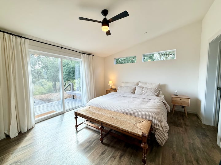 Veľká manželská posteľ s vlastnou kúpeľňou. Priamy prístup na zadnú terasu. 
Vychutnajte si výhľad z postele! 