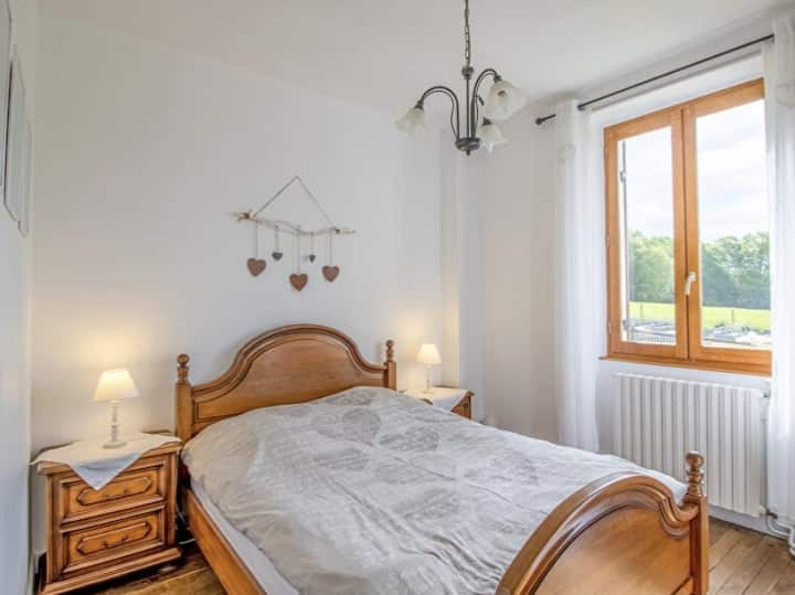 Chumba cha kulala cha ghorofa ya chini chenye kabati la nguo na kabati lenye mwonekano wa asili na bustani