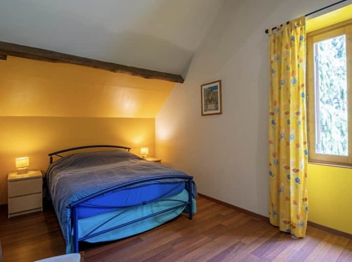 chumba cha kulala cha ghorofani chenye kabati na kabati la nguo