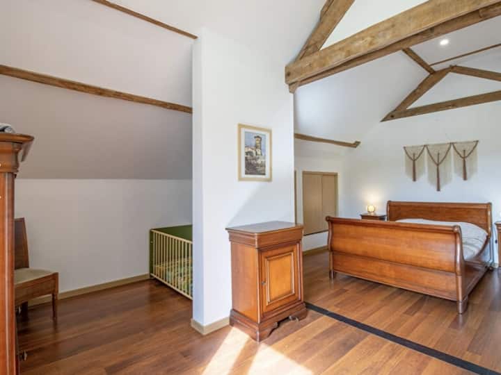 chumba kikuu cha kulala ghorofani, kabati la nguo, kabati, kabati la nguo, kitanda kidogo chenye ncha kali, uwezekano wa kitanda cha ziada cha 90/190 kwa watoto wenye mandhari ya asili na bustani