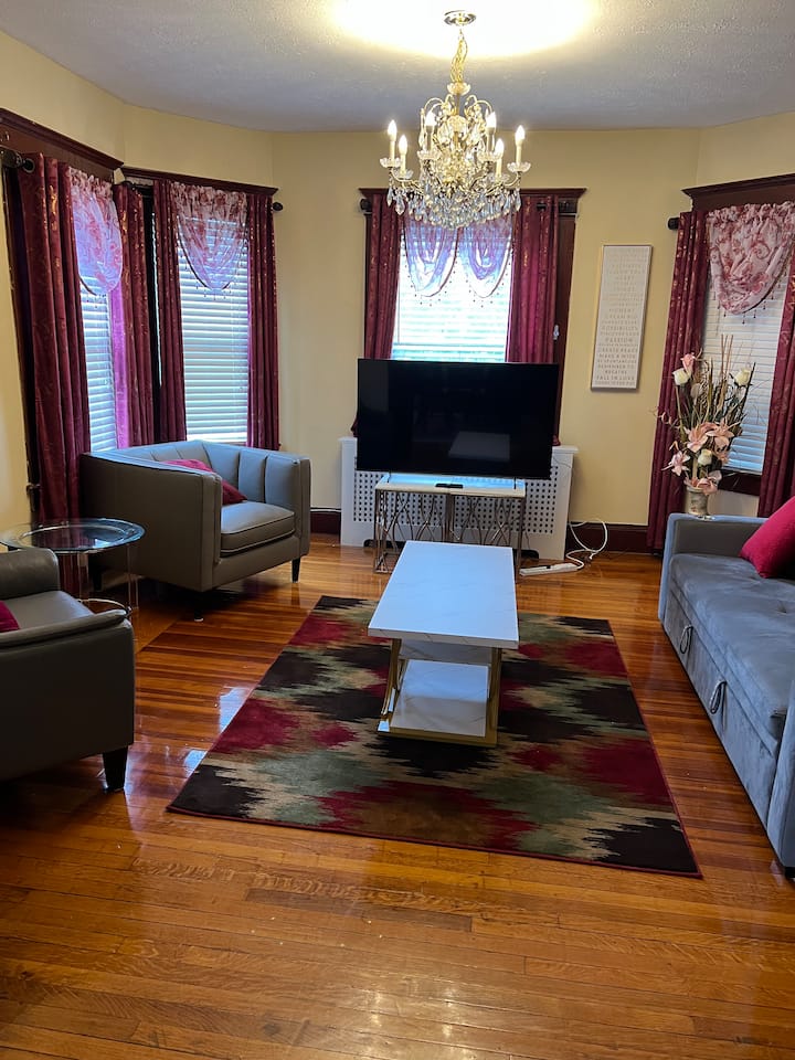 Entire Spacious Apartment Conveniently Located - Springfield, MA