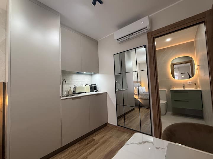 Cozy Room: Pvt Bath & Kitchen, Parking Near Metro - L'Hospitalet de Llobregat