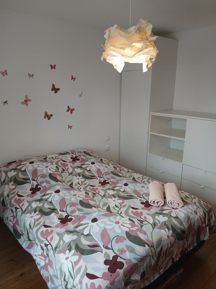 Dhoma e gjumit nr. 1, 140 krevat për 2 persona në katin e parë 