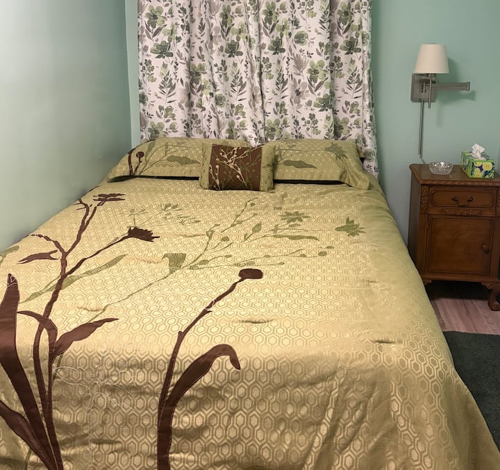 Veľká posteľ s vlastnou kúpeľňou. Táto kúpeľňa má ľahko prístupnú sprchu.