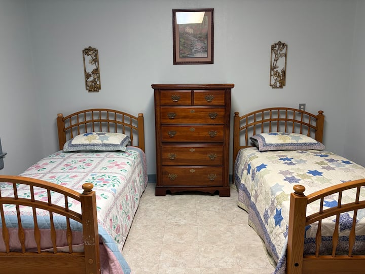 Veľká predná spálňa s výhľadom na Craig Creek s dvoma samostatnými lôžkami a veľkou komodou so zrkadlom a zodpovedajúcou zásuvkou.