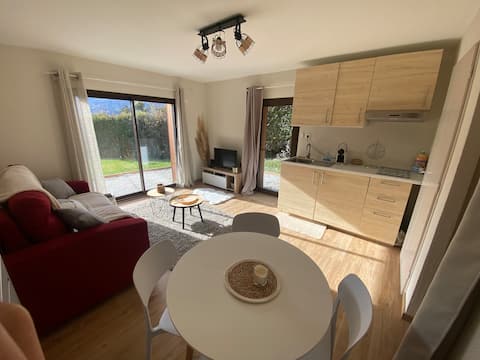 Top Airbnb: cozy studio, sleeping area and garden near resorts in Passy