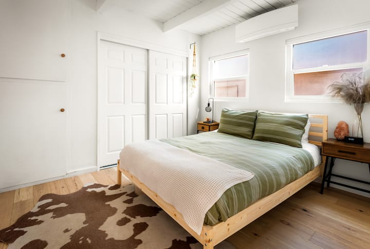 Dankzij het comfortabele queensize bed en het warme, natuurlijke licht is deze kamer een uitnodigende plek om te ontspannen.