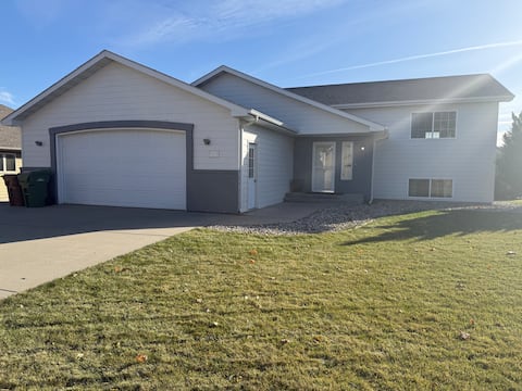4-BR Brookings+ Hot Tub, Office, Gym, Lg Yard