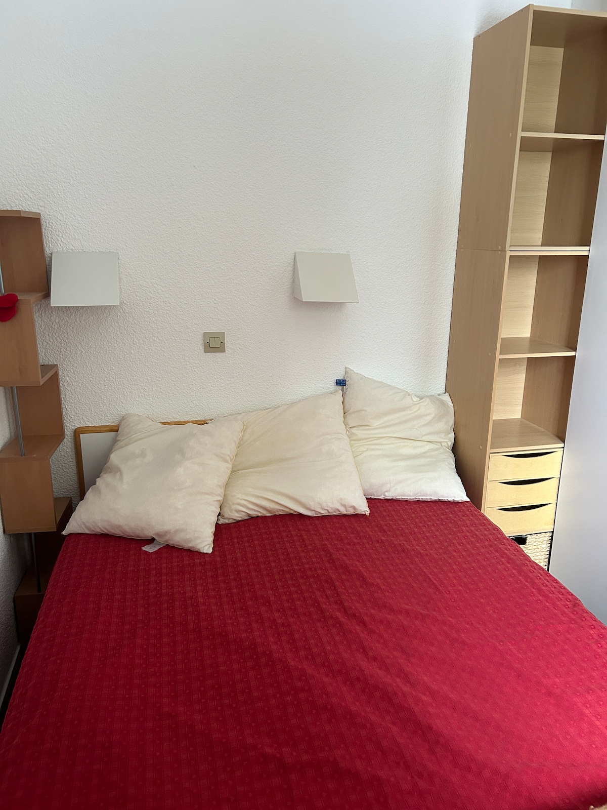 غرفة نوم مريحة بسرير مزدوج وتخزين عملي وأجواء هادئة. مثالية للراحة بعد يوم في الجبال، في بيئة هادئة ومشرقة.