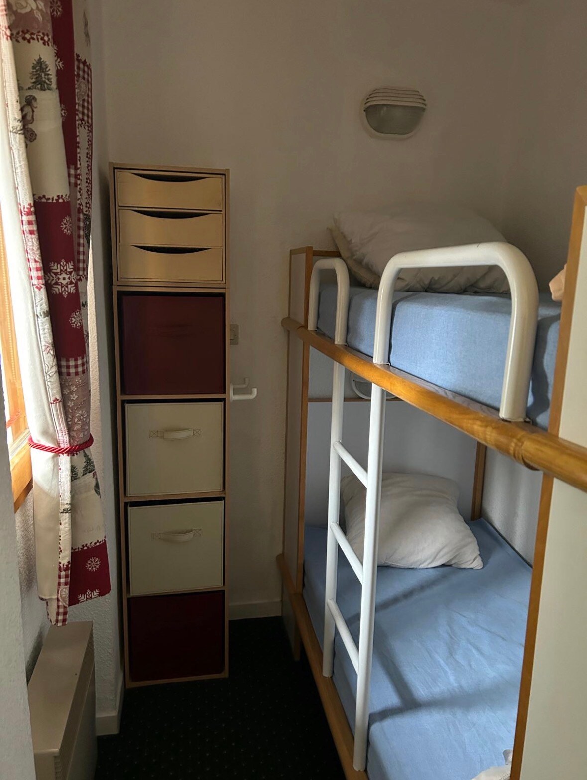 غرفة كابينة مع أسرّة بطابقين، مثالية للأطفال أو الأصدقاء. جو دافئ ومغطى بالأخشاب، مثالي لقضاء ليالٍ مريحة بعد يوم من المغامرة الجبلية.