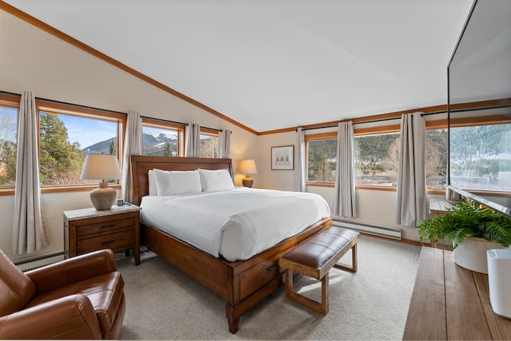 El dormitorio principal cuenta con cama tamaño king, TV y baño en suite. 