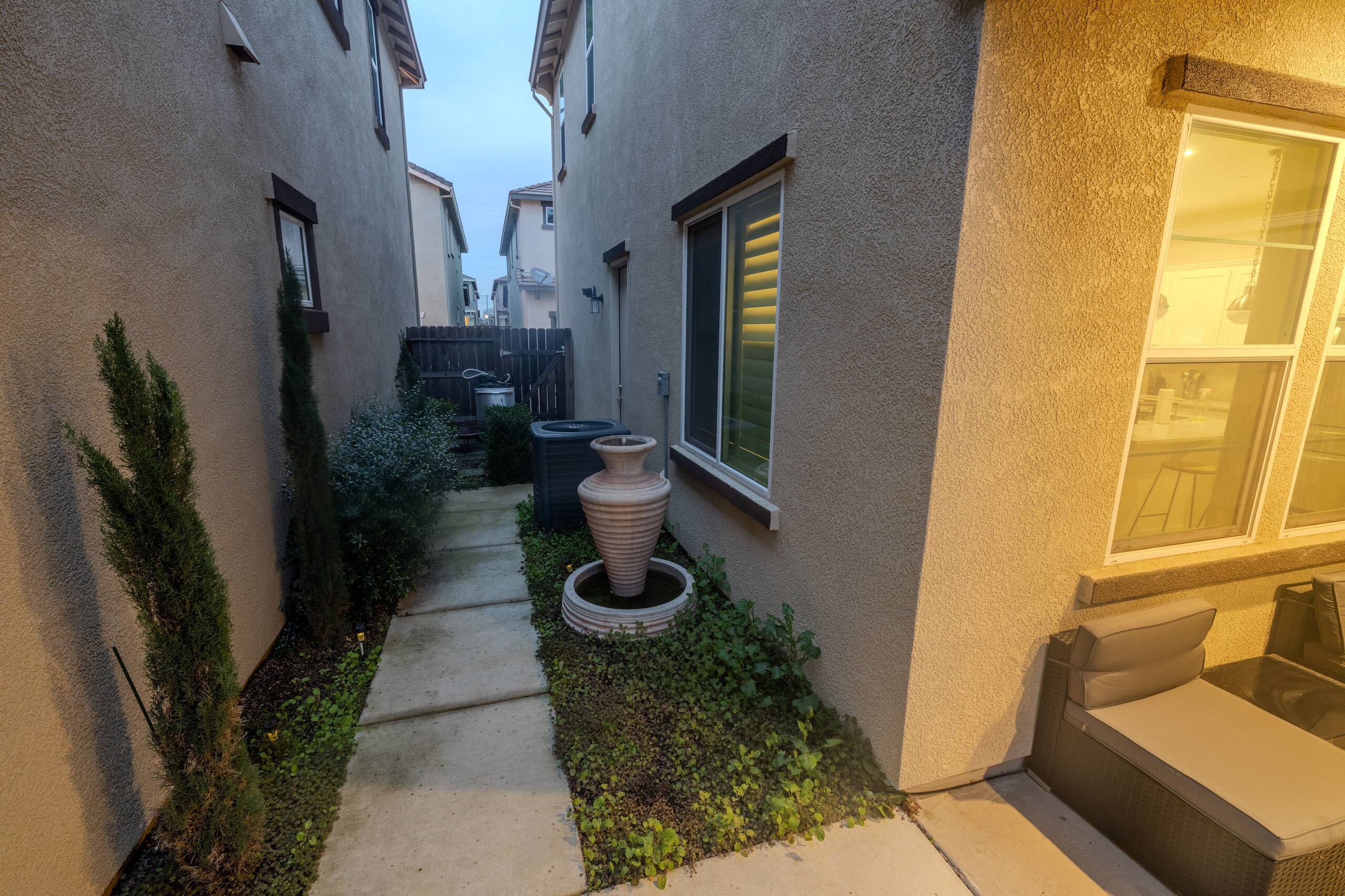 Modern Home with Fire Pit, 5 Min to Airport - Photo 15