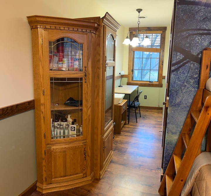 Оваа соба има биро покрај прозорецот со ламба и печатач. 
Во плакарот има канцелариска хартија, материјали за прва помош и апарат за гаснење пожар. 
Вратата пред гардероберот е заклучена и гостите немаат пристап до неа. 