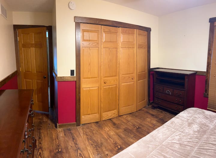Оваа соба има плакар со закачалки. Спалната соба се наоѓа на првиот кат, има доволно простор за облека во фиоките и пегла за облека во плакарот. 