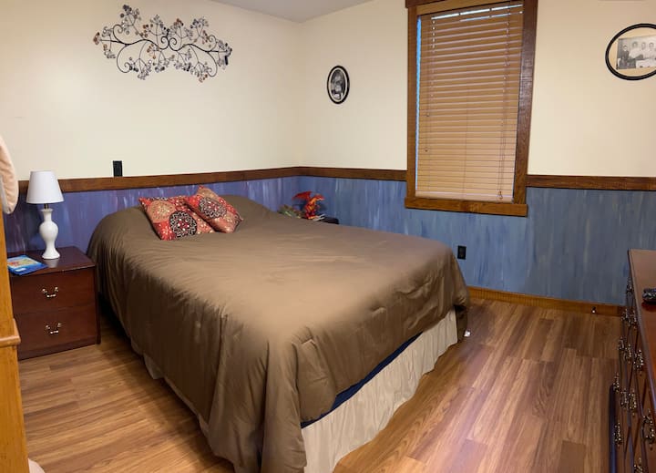 Оваа соба има брачен кревет со две ноќни масички, ламба и комода со телевизор.  Оваа соба е на вториот кат. Оваа соба нема достапен плакар и е заклучена. Достапно е место за чување облека во комодата со телевизорот. 