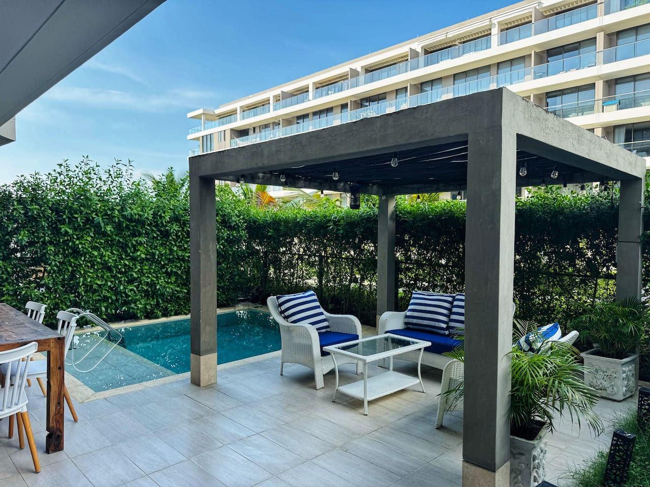 Shoreline Escape + Private Pool + Beach!