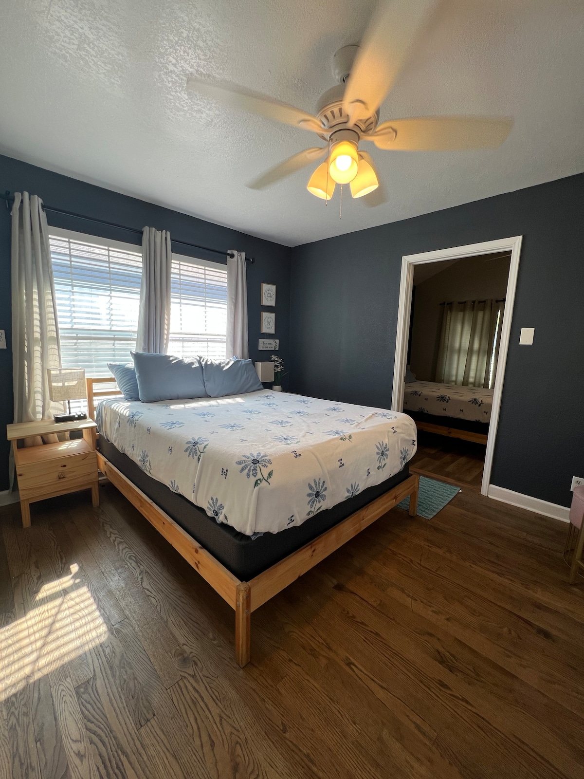 Polotvrdá posteľ Queen so 4 vankúšmi, 2 tvrdé a 2 mäkké.  Každý nočný stolík má dotykovú lampu s nabíjačkou na telefón 