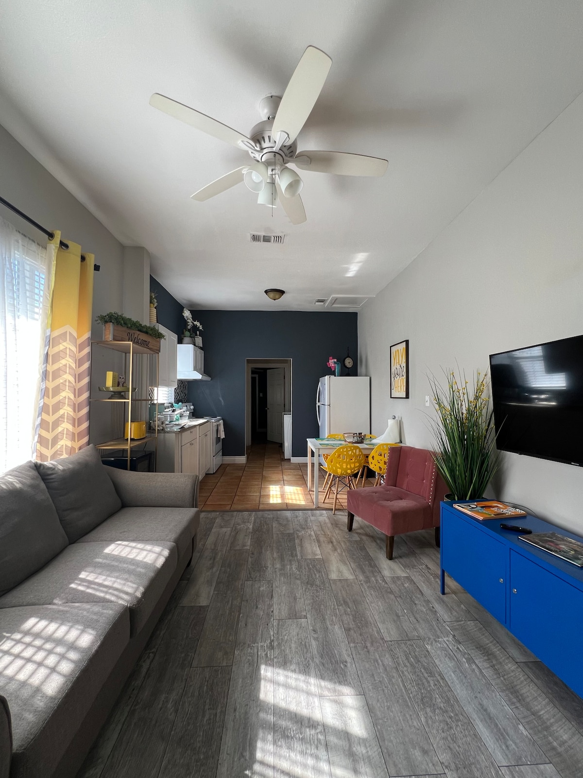 Keď vojdete dnu, uvidíte vysoké stropy, otvorený priestor a pohodlnú pohovku na ľahký rozhovor.
