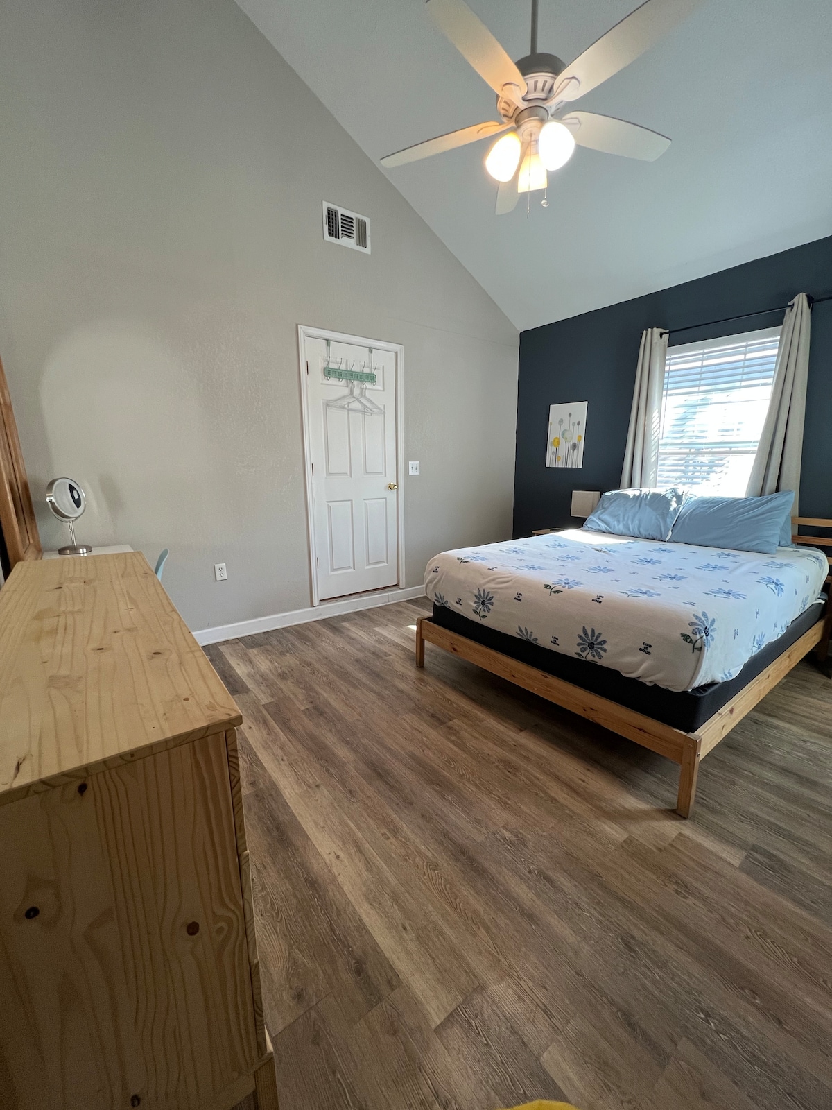 Manželská posteľ s polotvrdou matracom a 2 mäkkými a 2 tvrdými vankúšmi. 2 okná, aby bolo svetlo všade. 