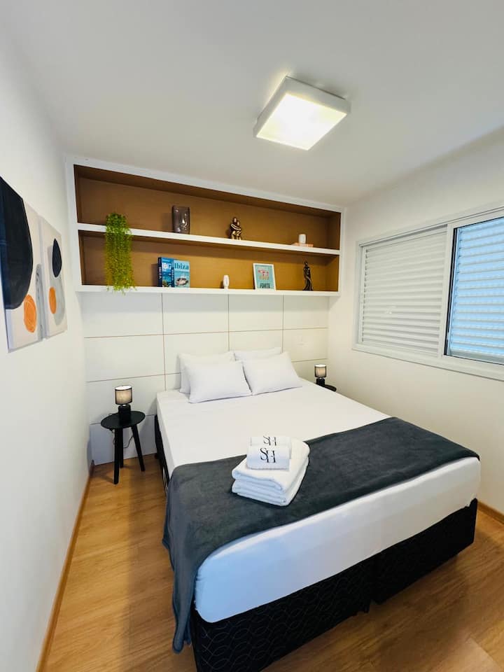 Quarto confortável e bem decorado, com cama aconchegante, ar-condicionado e cortinas blackout, garantindo noites de descanso com total tranquilidade.