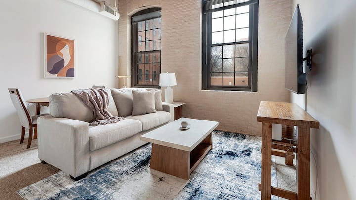 Landing | Amazing 1bd, Gym, Courtyard - Baltimore, MD