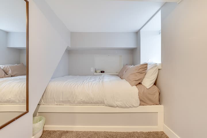 Este dormitorio (1 cama tamaño queen) se encuentra en el sótano y la salida, en caso de incendio, es a través de un pozo de ventana.