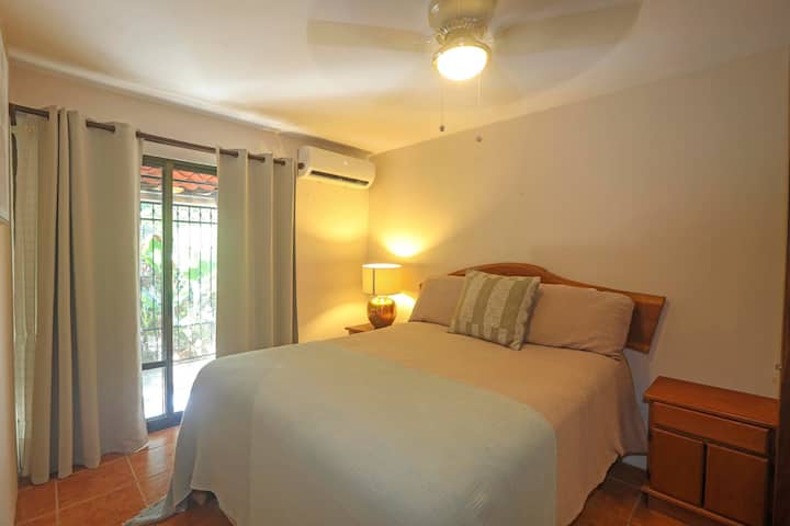 Krevat dopio "Queen", banjë e kompletuar brenda dhomës.  Hapet në oborrin e pasmë.