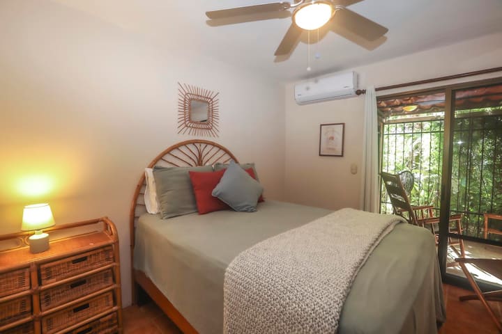 Krevat dopio, banjë e plotë jashtë dere. Hapet në oborrin e pasmë