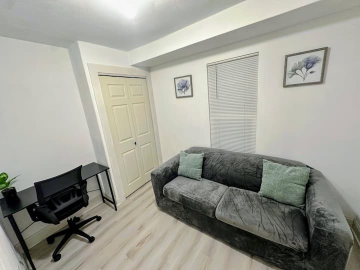 Espacio de oficina dedicado o sala de estar con armario para almacenamiento adicional. 