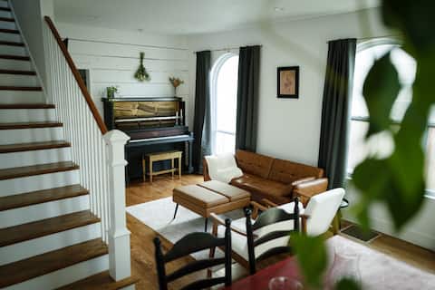 Popular Airbnb listing: Southern Chic in Bishop Arts in Kidd Springs