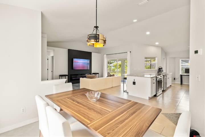 Charming 3br Home | Minutes To Np Mineral Springs - North Port, FL