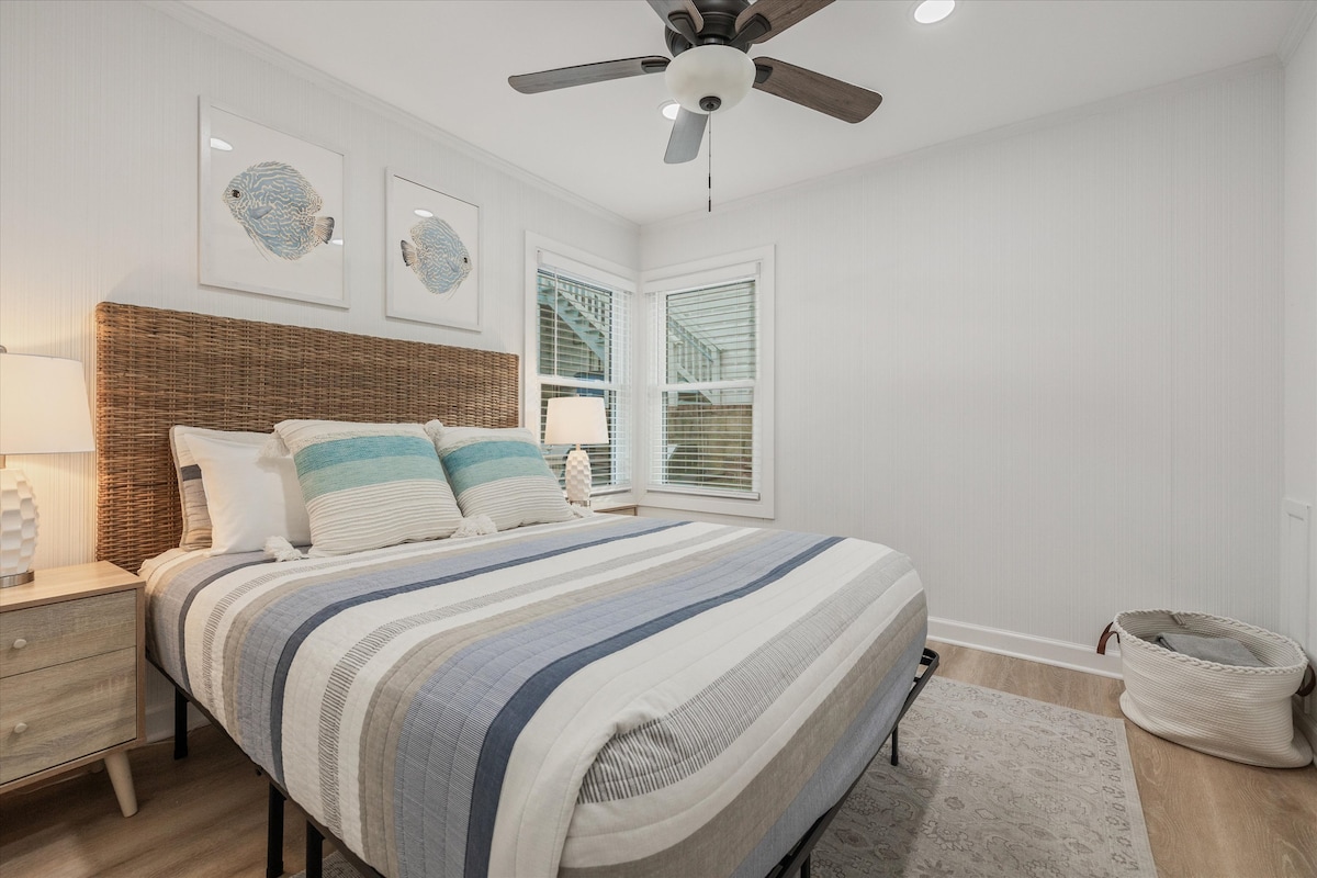 Светла спалня, вдъхновена от плажа, с удобно двойно легло.