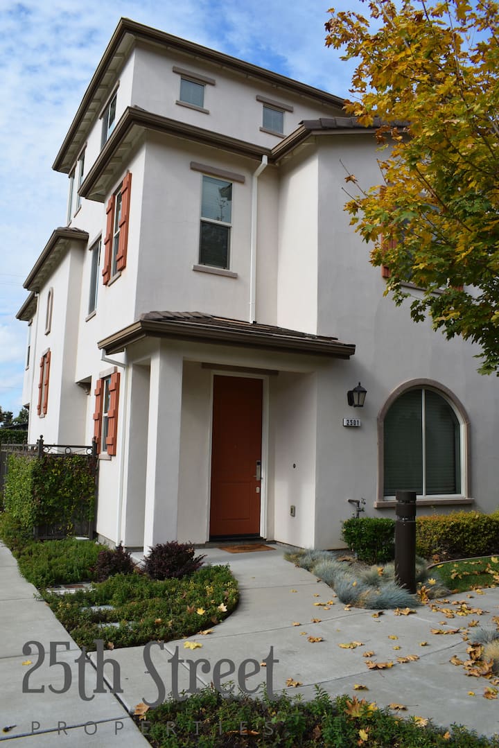 Centrally Located Townhome In Gated Community. - Sacramento, CA