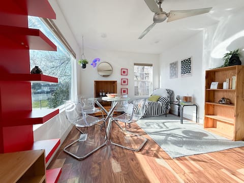 Top Airbnb: Poplar Grove • Hot tub, Fire Pit, & Min to Airport in Poplar Grove