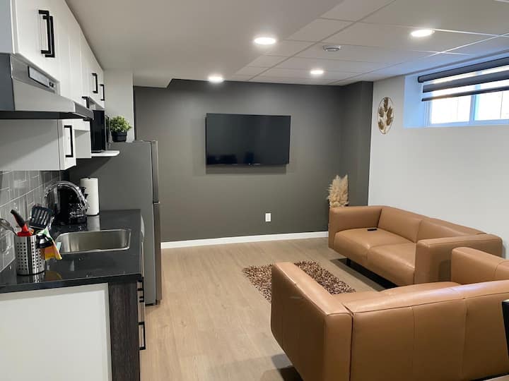 2br Gem|high Ceiling Basement + Private Entrance. - Winnipeg