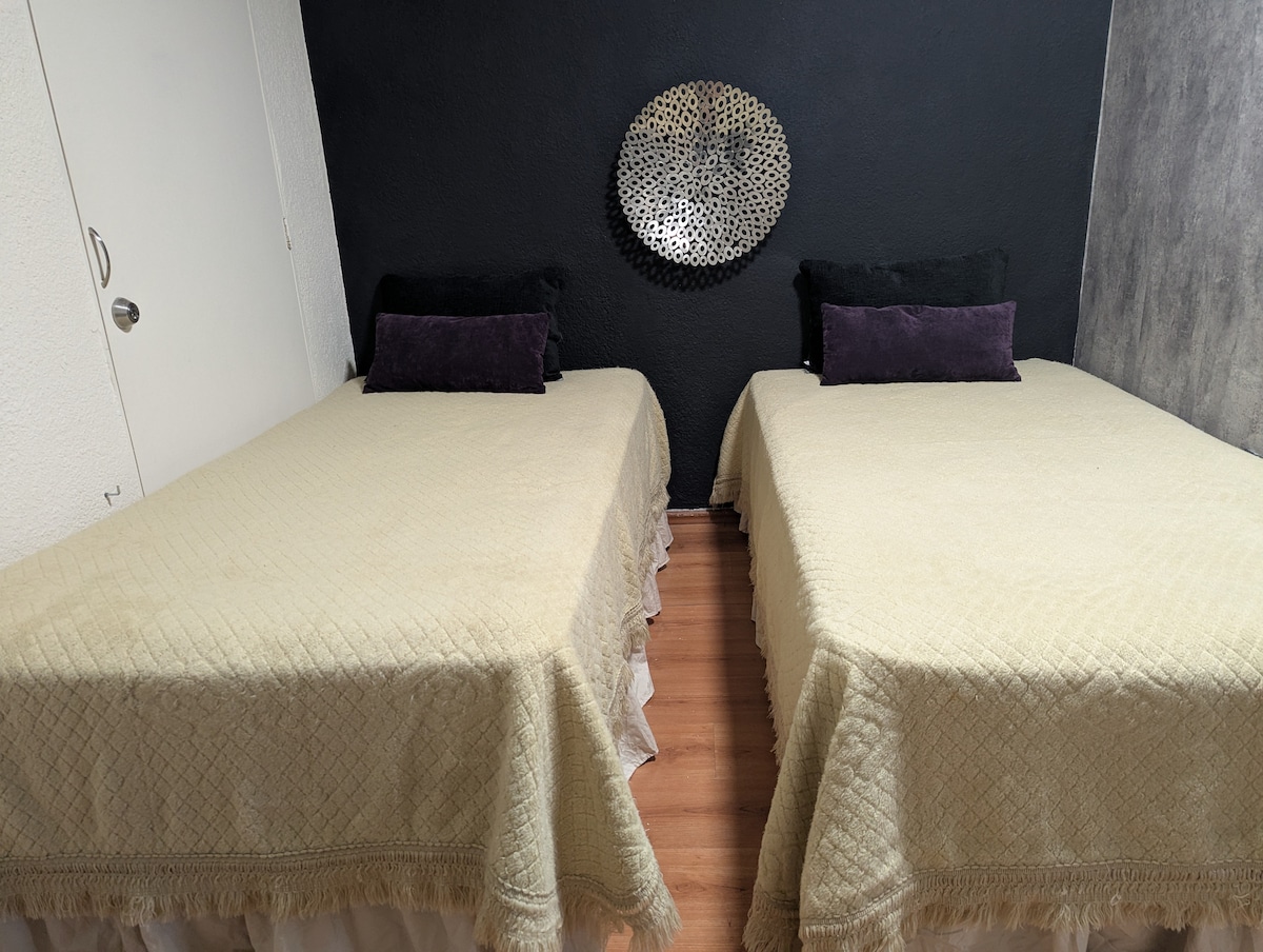 חדר עם שתי מיטות יחיד שניתן להפוך למיטת קינג סייז, אם אתם מעדיפים.