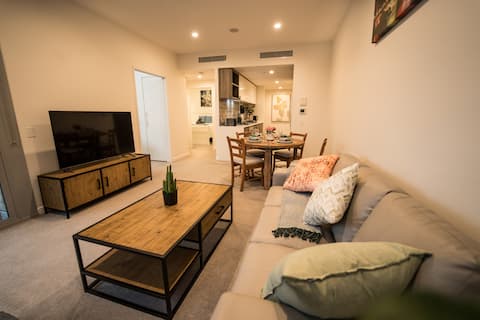 Top Airbnb: Walk to South Bank, QPAC, CBD & West End + Parking in South Brisbane