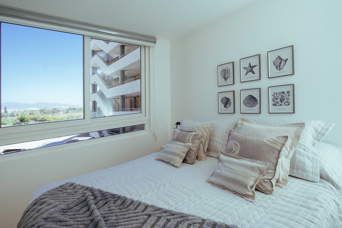 Chumba chenye starehe na mwanga kinachojumuisha kitanda kipya cha ukubwa wa kifalme, matandiko ya ubora wa hoteli, skrini na pazia nyeusi kwa ajili ya giza kabisa na kabati kubwa la kuhifadhi, lenye viango vya nguo. 