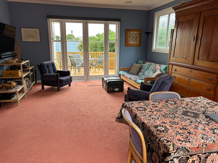 Dnevni boravak s futonom. Stol s 4 stolice; TV s DVD uređajem, gramofon, CD uređaj