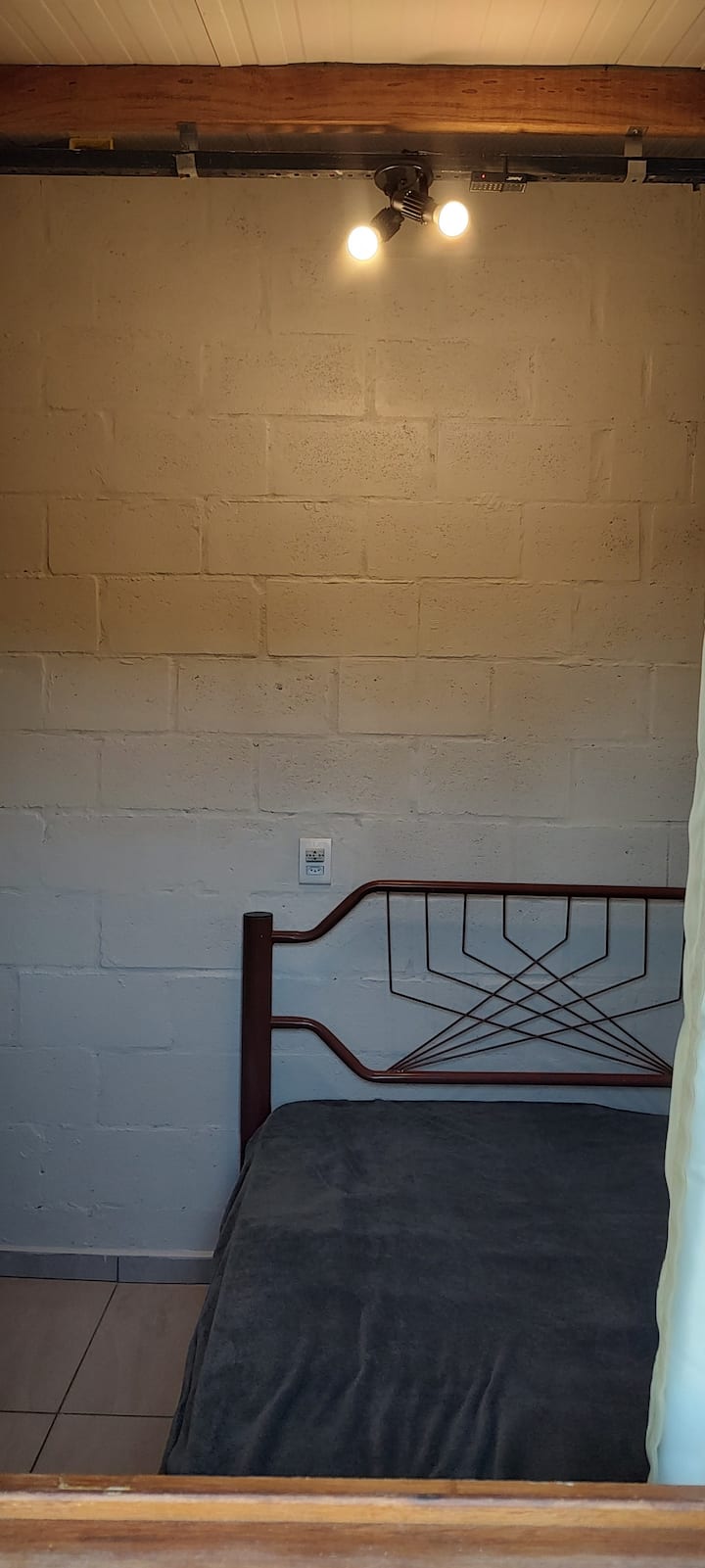 საძინებელში არის კონდიციონერი, ხოლო ვენტილატორი სამზარეულო‑მისაღები ოთახის სივრცეშია