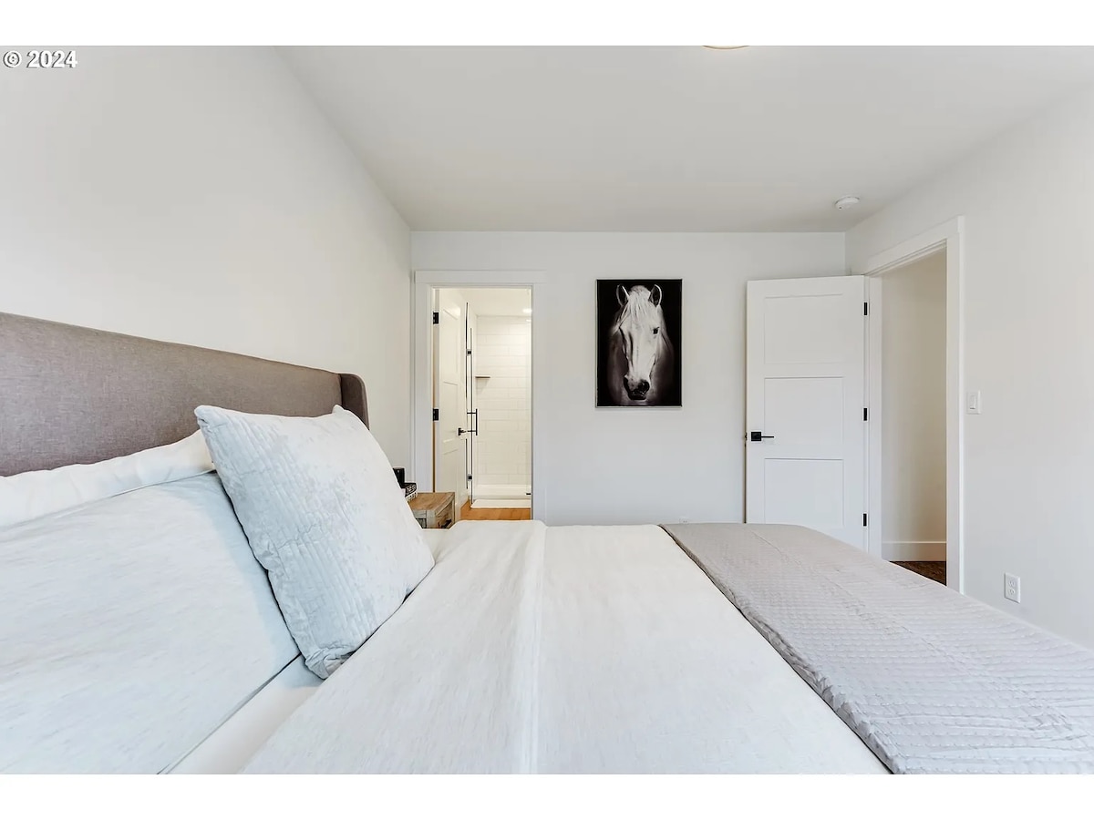 ตื่นขึ้นมาพร้อมความสดชื่นในห้องสวีทหลักที่สว่างไสวแห่งนี้! พร้อมเตียงคิงไซส์สุดหรูและเข้าถึงห้องน้ำในตัวได้ง่าย