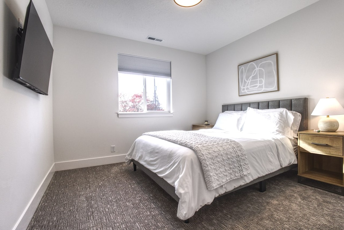 ฝันดีรออยู่! เตียงควีนไซส์ที่สะดวกสบายนี้ทำขึ้นอย่างสมบูรณ์แบบด้วยผ้าปูที่นอนที่คมชัดและสัมผัสที่พิถีพิถัน เช่น โคมไฟอ่อนๆ สำหรับการอ่านที่ง่ายและการจัดเก็บที่สะดวก ทีวีในห้องนอนทำให้การรับชมรายการจากเตียงเป็นเรื่องง่าย 