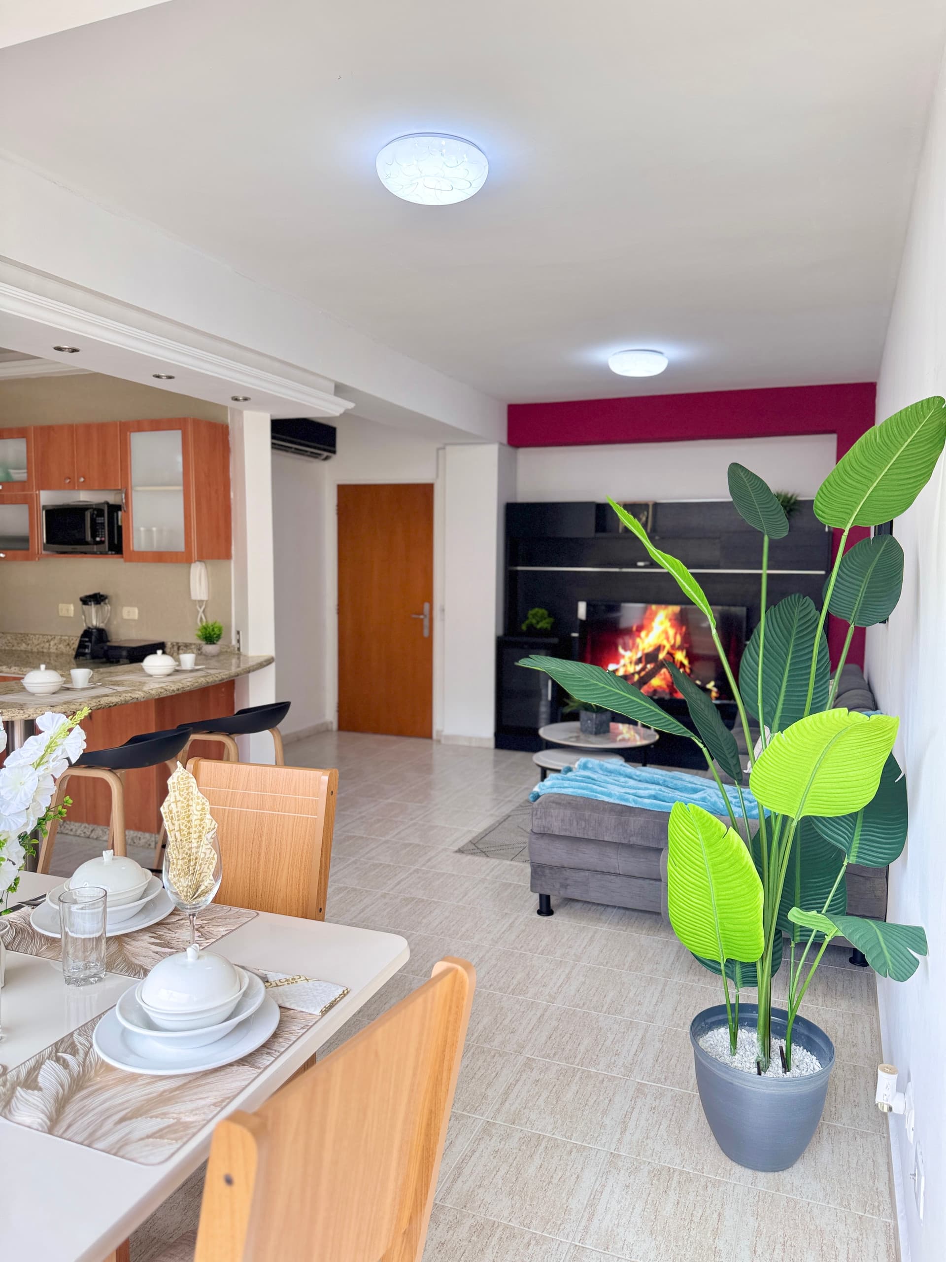 Lovely 2BR Apt with Pool, Wi-Fi, Hot Water